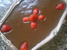 Bombom de morango na travessa