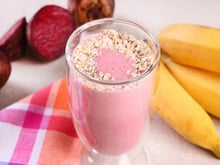 Vitamina de banana, beterraba e aveia
