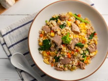 Arroz de atum rápido e econômico que salva o almoço com muito sabor e ingredientes simples que você tem em casa