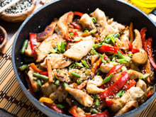 Frango salteado com legumes ao estilo chinês: uma receita fácil, suculenta e saborosa para qualquer dia