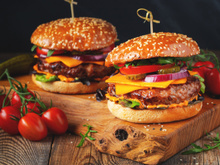 Hambúrguer artesanal: 5 utensílios para preparar o lanche em casa