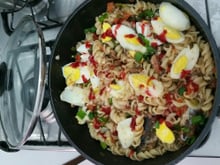 Macarrão parafuso ao molho de sardinha e ovos cozidos.