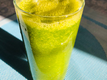 Suco de couve com laranja e mamão