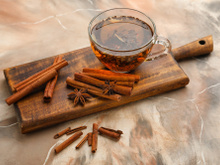 Pode tomar chá de canela todos os dias? Entenda riscos da bebida feita com essa poderosa especiaria