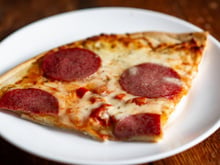 Chefs concordam: esse é o melhor jeito de reaquecer a pizza sem deixar a massa borrachuda