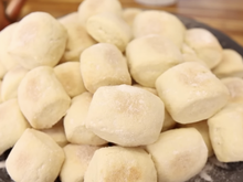 Bolachas de nata que ficam prontas em menos de 10 minutos é a opção perfeita para o lanche da tarde