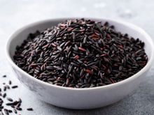 Já comeu arroz negro? Conheça os benefícios do grão que ajuda a reduzir o colesterol e melhora a digestão