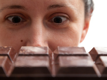 Por que tanta gente vicia em chocolate? Especialista indica opção saudável