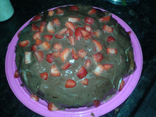 Bolo de chocolate com cobertura de morango do amor