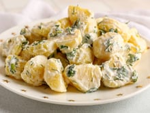 Para comer quente ou frio: a salada de batata alemã é um clássico simples e saboroso, o acompanhamento perfeito para fazer o ano todo