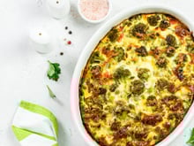 Pronto em 20 minutos: massa de carne moída com brócolis feita em uma panela só