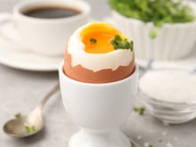 Cozedor elétrico por menos de R$ 40 é ideal para deixar a dieta em dia ou agilizar o café da manhã