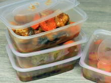 Quais alimentos NÃO armazenar em potes de plástico? Confira dicas para não errar!