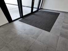 Tapete na entrada de casa é coisa do passado: veja a tendência entre os arquitetos