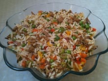 Arroz tudo junto e misturado com sobras do churrasco