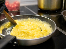 Ovo mexido sem graça ficou no passado depois que aprendi o segredo de 1 ingrediente da minha vizinha: agora os ovos ficam impressionantemente saborosos