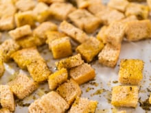 Crouton de azeite caseiro e fácil de apenas 3 ingredientes vai revolucionar as suas saladas e sopas: você nunca mais vai comprar pronto!