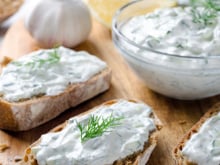 Todo final de semana faço esse patê de alho com ricota e virou o recheio perfeito para os petiscos