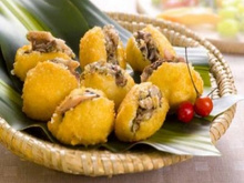 Bolinhos de arroz com refogado de sardinhas