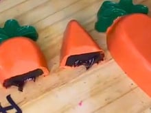 Muito melhor que ovo de Páscoa! Todo ano faço essas cenourinhas de chocolate que são sucesso garantido, já anota a receita!