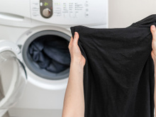 10 dicas para lavar roupas pretas do jeito certo e evitar que as peças escuras desbotem