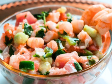 Salada de camarão refrescante e muito fácil de fazer para adicionar essa proteína ao cardápio com saúde e sabor!