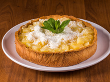 Torta de abacaxi com coco ralado é a sobremesa de verão com gostinho que faz o maior sucesso aqui em casa