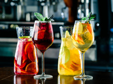 Quem disse que vinho só no inverno? Eu te provo que dá para fazer drinks refrescantes com vinho com essas receitas deliciosas!