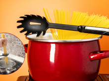 Poucas pessoas sabem: esse furo no pegador de macarrão tem uma função genial para servir a massa da melhor forma (não é só pra escoar a água!)