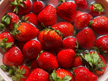 Todo mundo pula essa etapa, mas o TudoGostoso recomenda deixar as frutas vermelhas de molho no vinagre
