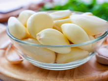 Não precisa deixar de molho: esse é o melhor truque para descascar alho em segundos