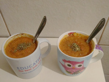 Sopa de tomate na caneca