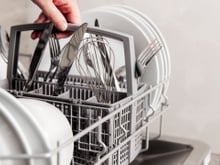 Você deve colocar a faca na máquina de lavar louça com a lâmina para baixo ou para cima? Poucas pessoas sabem qual é a maneira correta