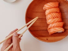 É ou não seguro comer sushi? Peixe cru é alvo de alerta após estudo de noruegueses