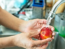Só lavar a maçã com água é suficiente? TudoGostoso explica como lavar a fruta para remover resíduos de pesticidas