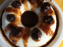 Manjar branco com calda de ameixa