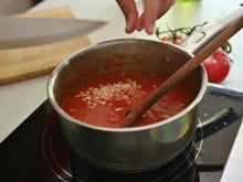 Os chefs europeus concordam: "Para reduzir a acidez do molho de tomate, não use açúcar, experimente bicarbonato de sódio."