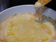 Dip de grão de bico com queijo