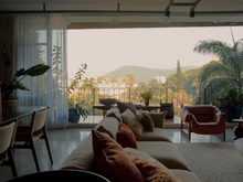 Duda Beat, cantora e compositora pernambucana, vive em um apartamento de 291 m² em um edifício modernista no Rio de Janeiro, com vista para o Cristo Redentor e um estúdio musical