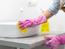 Nada de água sanitária: existe um outro produto muito mais fácil de ser utilizado na limpeza do banheiro e o resultado é ainda melhor