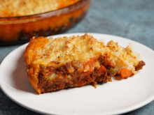 Escondidinho de carne-seca com purê de mandioca cremoso é prato principal perfeito para o Dia das Mães