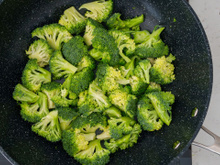 O passo simples que você sempre deve fazer com o brócolis antes de cozinhar, mas a maioria das pessoas não sabe