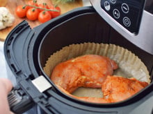 Raquel Noblejas, especialista em air fryer: "O papel manteiga não é uma dádiva de Deus para o cozimento, é melhor evitá-lo"
