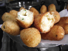 Bolinho de aipim com recheio de carne moída