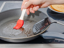 TudoGostoso explica por que os cozinheiros experientes usam vinagre na frigideira antes de fritar e como aplicar o truque