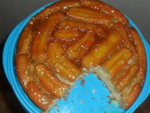 Bolo sem ovos de banana caramelada