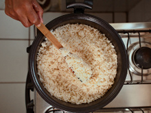 Arroz soltinho e quente por mais tempo que nem nos restaurantes: a técnica de chef profissional que você pode fazer em casa