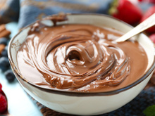 Nunca mais fiz brigadeiro para rechear bolos depois que aprendi essa receita de 2 ingredientes sem forno e muito mais cremosa!