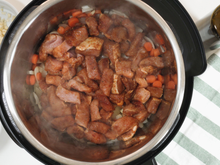 Jantar rápido e sem bagunça: panela de pressão elétrica Midea 6L com 48% OFF