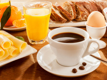 Nem torrada nem leite: sou cardiologista e esses são os 4 alimentos perfeitos para o café da manhã no Brasil